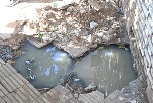 Alumnos almuerzan en medio de hedor por cloaca con cañería rota  - Nacionales - ABC Color