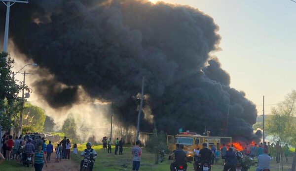 Diario HOY | Nube de humo negro en Capiatá tras incendio de "mini vertedero"