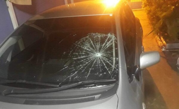 Adicto atacó con piedra un auto frente al Hospital Regional