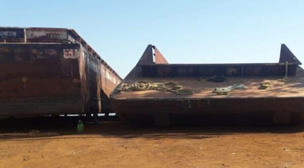 Un trabajador muere aplastado por una barcaza - Radio Imperio