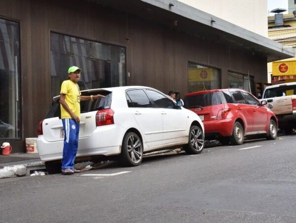 Cuidacoches se preparan para trabajar con la empresa Parxin · Radio Monumental 1080 AM