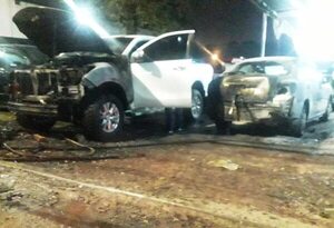 Queman tres vehículos en playa de autos usados en Ciudad del Este - ABC en el Este - ABC Color