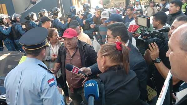 Diario HOY | Tensa manifestación frente al MOPC: piden mejorar ruta Concepción- Vallemí