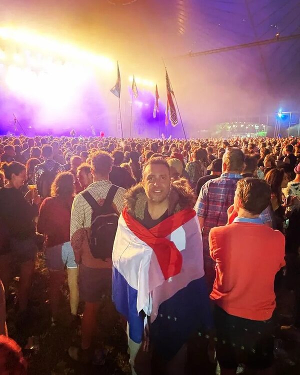 ¡Mirá las fotos del embajador británico Ramin Navai en Glastonbury con la bandera paraguaya! - Gente - ABC Color