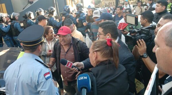 Tensa manifestación frente al MOPC: piden mejorar ruta Concepción- Vallemí