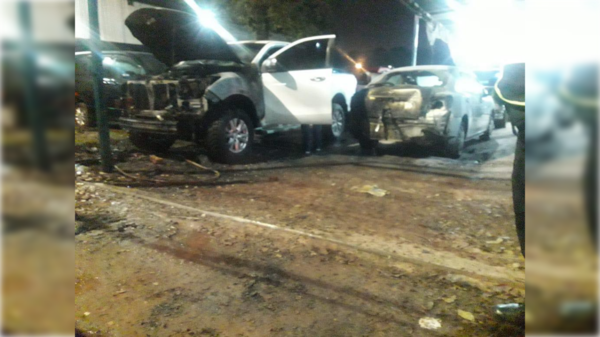¡Por segunda vez! Con bombas caseras, queman vehículos de una playa de autos