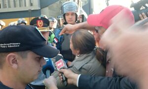 Bolonki frente a MOPC entre manifestantes de San Lázaro y policías