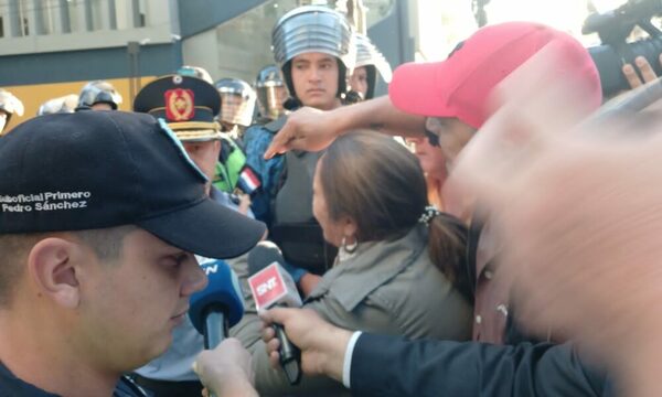 Bolonki frente a MOPC entre manifestantes de San Lázaro y policías