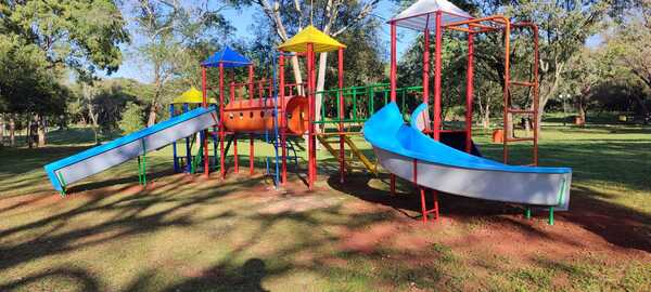 Instalan juegos infantiles en el Parque de la Salud de Encarnación