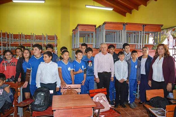 Nelson Cano entrega mobiliarios en instituciones educativas del municipio | DIARIO PRIMERA PLANA