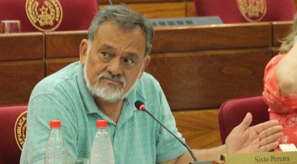 SENADOR DICE QUE SUS G. 30 MILLONES DE SALARIO LE ALCANZAN SOLO PARA “SOBREVIVIR”