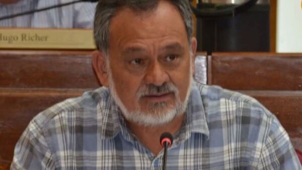 Senador dice que su salario solo da para “sobrevivir”