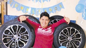 Regaló llantas deportivas a su novio por su cumpleaños
