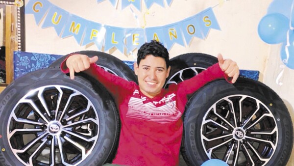 Regaló llantas deportivas a su novio por su cumpleaños