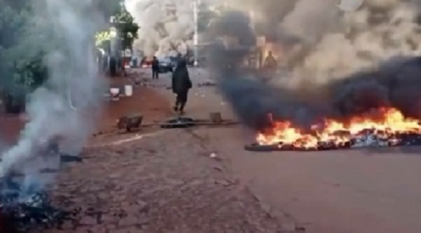 Policías y ocupantes de un predio se enfrentan en Ciudad del Este - Noticiero Paraguay