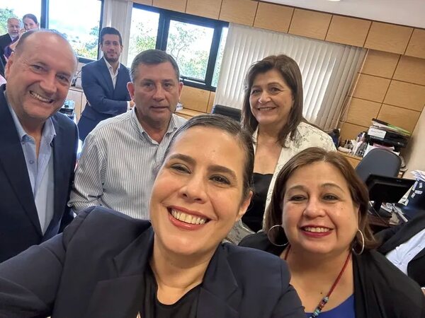 Opositores apoyan la candidatura de Blanca Ovelar para presidir el Senado - Política - ABC Color
