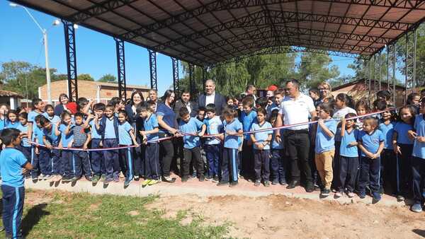 Gobierno Departamental habilita tinglado multiusos en institución educativa de la capital de San Pedro - .::RADIO NACIONAL::.