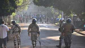 Ocupantes se enfrentan a policías para impedir desalojo en CDE