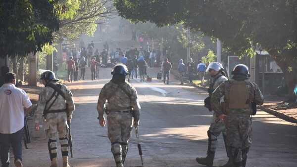 Ocupantes se enfrentan a policías para impedir desalojo en CDE