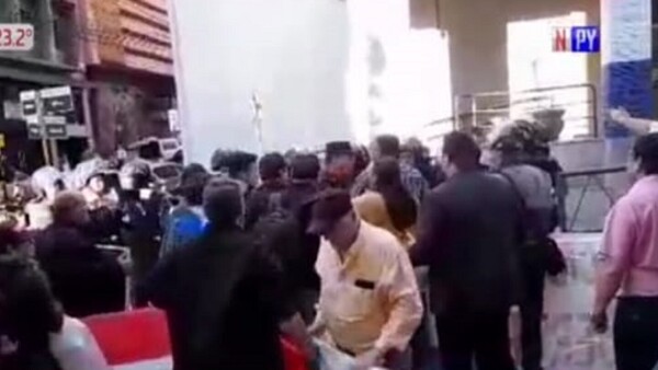 Pobladores protestan frente al MOPC para que reparen ruta Concepción-Vallemí