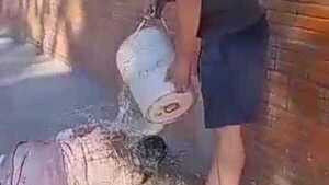 ¡Indignante! Derrama agua helada a indígena en situación de calle