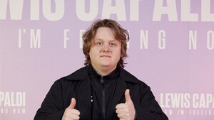 Lewis Capaldi suspende "por ahora" las giras por sus problemas con el síndrome de Tourette