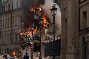 Hallan un cadáver en los escombros de la explosión de un edificio en París de hace 6 días - Mundo - ABC Color