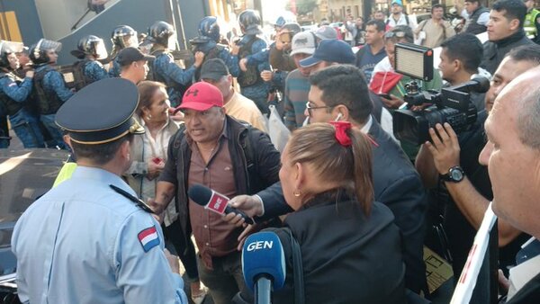 Tensa manifestación frente al MOPC: piden mejorar ruta Concepción- Vallemí