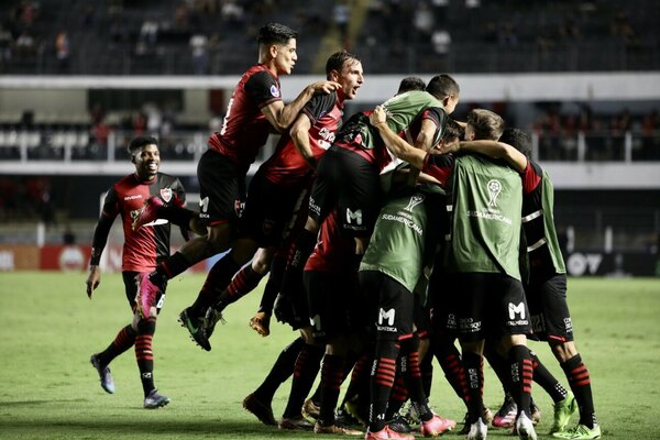 Versus / "Pollo" Recalde asiste y Newell's logra un histórico triunfo ante Santos en Brasil