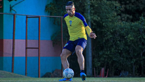 Versus / Lucas Barrios se rinde ante la hinchada de Luqueño