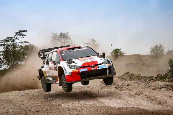 Versus / Sebastién Ogier resiste y se queda con el complicado Rally Safari