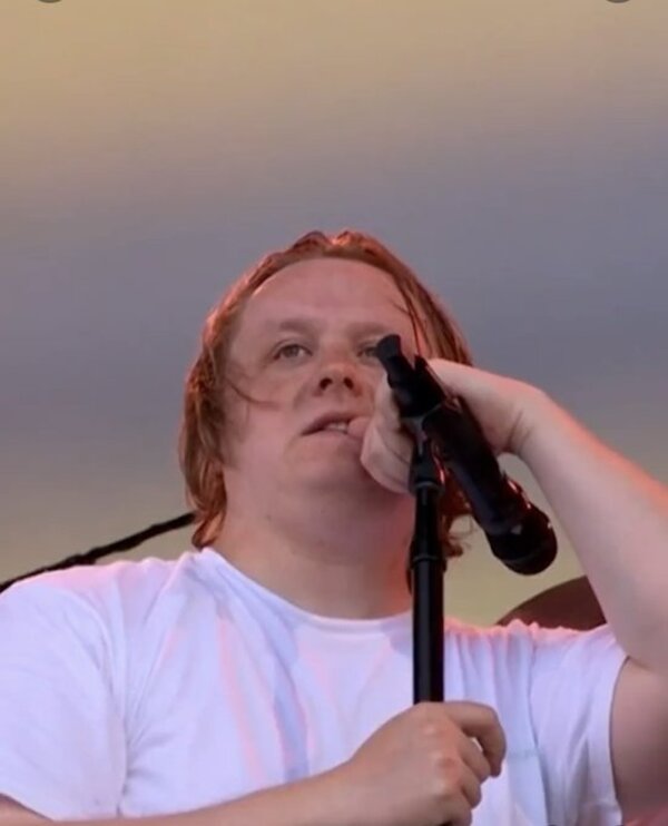 Lewis Capaldi suspende gira debido al síndrome de Tourette