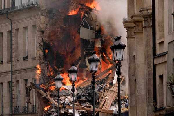 París: hallan cadáver en los escombros de la explosión de un edificio - Unicanal