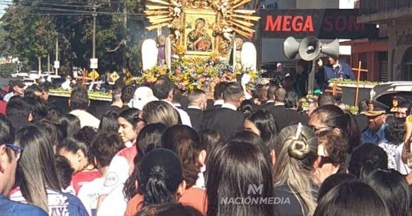La Nación / Multitudinaria procesión festeja el  día de la Virgen del Perpetuo Socorro en PJC
