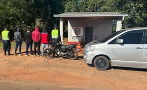 Detienen a cuatro jóvenes y recuperan moto hurtada