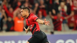 Paranaense consolida su dominio con goleada a Alianza Lima