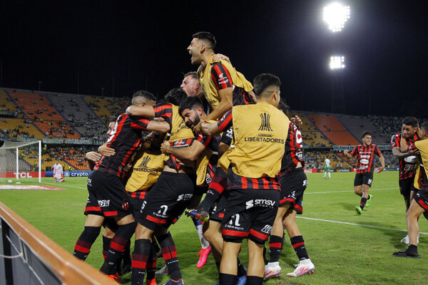 Versus / Patronato golpea de visitante a Atlético Nacional y asegura el paso a la Sudamericana