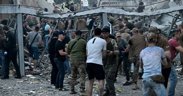 La Nación / Ataque a restaurante deja 3 muertos y 42 heridos