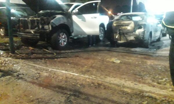 Incendian tres vehículos de playa de ventas en el barrio San Isidro – Diario TNPRESS