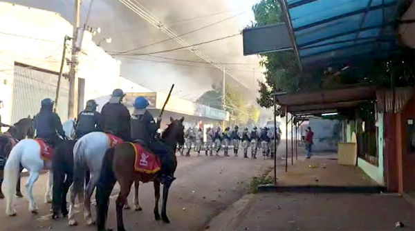 Policía hace un “simulacro” de desalojo para eludir denuncia penal por desacato - La Clave