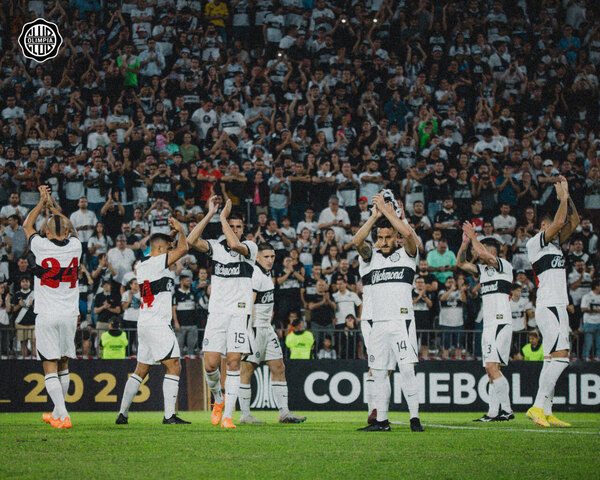 Versus / Llena de recuerdos: La camiseta especial que usó Olimpia en la previa del partido ante Melgar