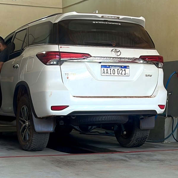 Roban camioneta de exconcejal estacionada frente a un edificio - La Clave