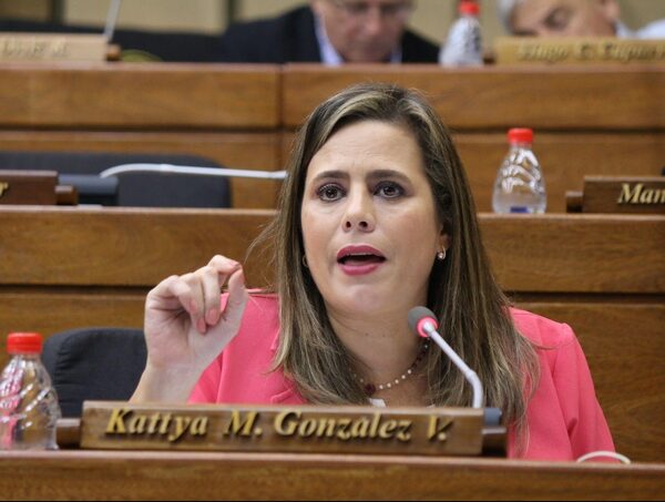 Kattya González: “El que vota por Beto Ovelar es una persona que estafó al electorado” · Radio Monumental 1080 AM