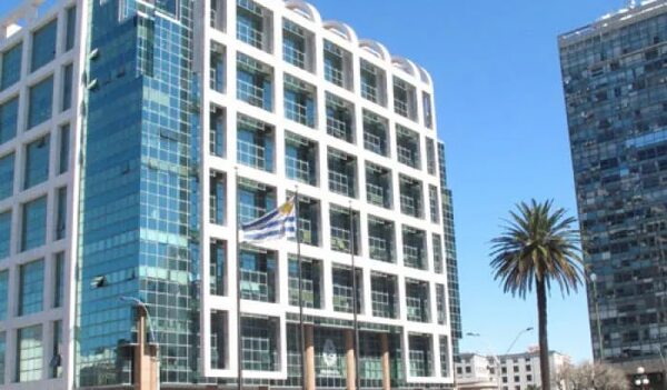 Economía en crisis: ciudadanos y empresas mudan sus operaciones a Uruguay - Mundo - ABC Color