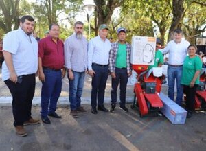 MAG entregó implementos agrícolas a productores de Arroyos y Esteros - .::Agencia IP::.