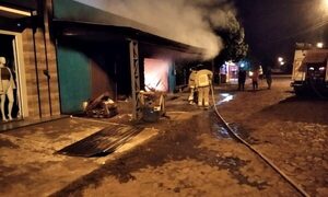 Diario HOY | Incendio consumió tapicería en Minga Porã y sospechan de un cortocircuito