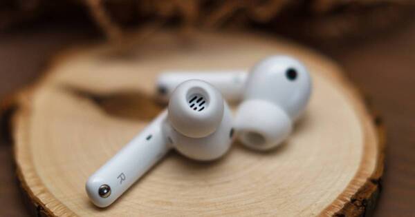 La Nación / LN tips: cómo limpiar los auriculares inalámbricos