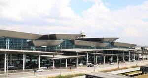 La Nación / Demandarán a aerolínea por menor varado 48 horas en terminal de Brasil