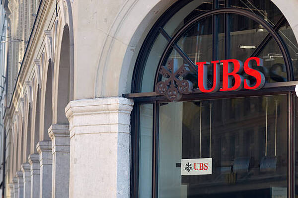 UBS sube un 1,39% en bolsa tras rumores de despido de 35.000 empleados por absorci贸n Credit Suisse - Revista PLUS