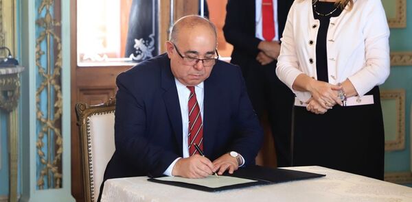 Mario Abdo Ben铆tez tom贸 juramento a Cayo C谩ceres Silva como nuevo ministro de Desarrollo Social - Revista PLUS